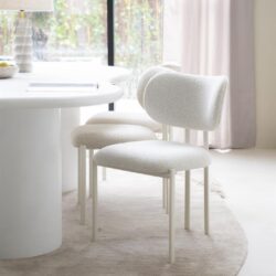 Elegante witte eetkamerstoelen van Mokana Meubelen voor een modern en minimalistisch interieur. Perfect voor gezellige eetkamers met natuurlijke lichtinval.