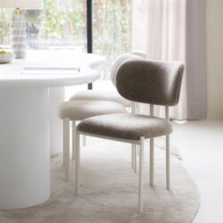 Elegante design eetkamerstoelen van Mokana Meubelen in een moderne, lichte woonruimte. Perfect voor een stijlvolle en comfortabele eetkamerset met een Scandinavische uitstraling.