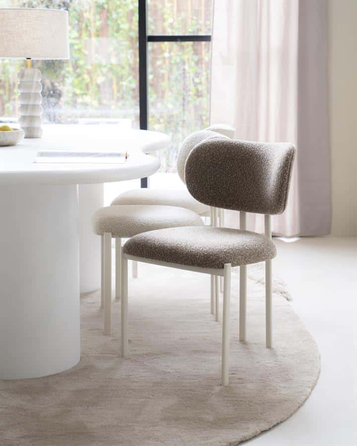 Elegante design eetkamerstoelen van Mokana Meubelen in een moderne, lichte woonruimte. Perfect voor een stijlvolle en comfortabele eetkamerset met een Scandinavische uitstraling.