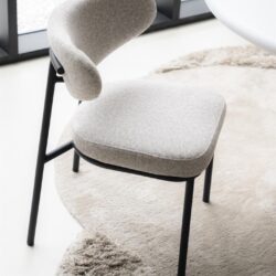 Elegant vintage design stoel met lichtgrijze bekleding en zwarte frame, perfect voor modern interieur en comfortabele zitervaring.
