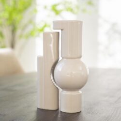 Elegante witte keramische vazen set, modern design, ideaal voor decoratie in woonkamer of sfeercreatie in interieur, verkrijgbaar bij Mokana Meubelen.