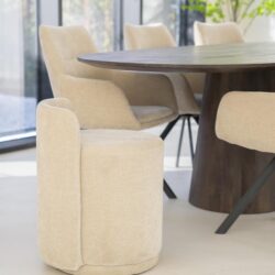 Zweefstoel in neutrale stoffen met modern design, perfect voor gezellige eetkamers en stijlvolle interieurs.