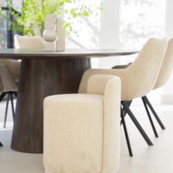 Eettafel en moderne eetkamerstoelen met comfortabele beige bekleding, stijlvolle design en natuurlijke uitstraling. Perfect voor een gezellige en elegante eetkamer, ontworpen door Mokana Meubelen.