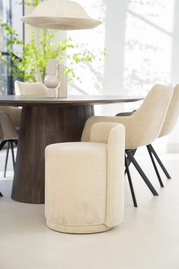 Eettafel en moderne eetkamerstoelen met comfortabele beige bekleding, stijlvolle design en natuurlijke uitstraling. Perfect voor een gezellige en elegante eetkamer, ontworpen door Mokana Meubelen.