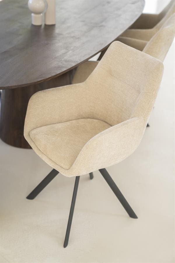 Lichte beige eettafelstoel met ergonomisch design en zwart houten poten, perfect voor modern interieur.