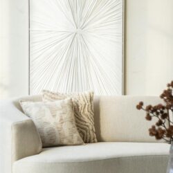 Elegant moderne woonkamer met wit leren bank en abstract kunstwerk, perfect voor stijlvolle en comfortabele interieurdecoratie, ontworpen door Mokana Meubelen.