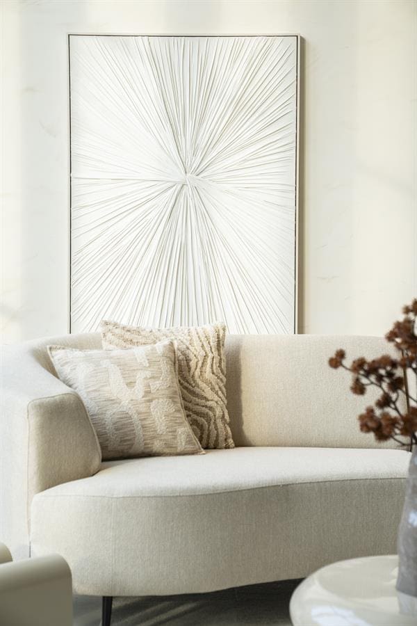 Elegant moderne woonkamer met wit leren bank en abstract kunstwerk, perfect voor stijlvolle en comfortabele interieurdecoratie, ontworpen door Mokana Meubelen.