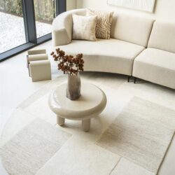 Eetkamerbank van Mokana Meubelen in een neutraal kleurenpalet met rustige patronen, perfect voor een moderne en gezellige woonruimte.