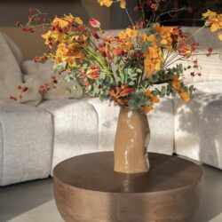 Bladeren, bloemen, vaas, woonkamer decor, interieuraccessoires, natuurlijke uitstraling.