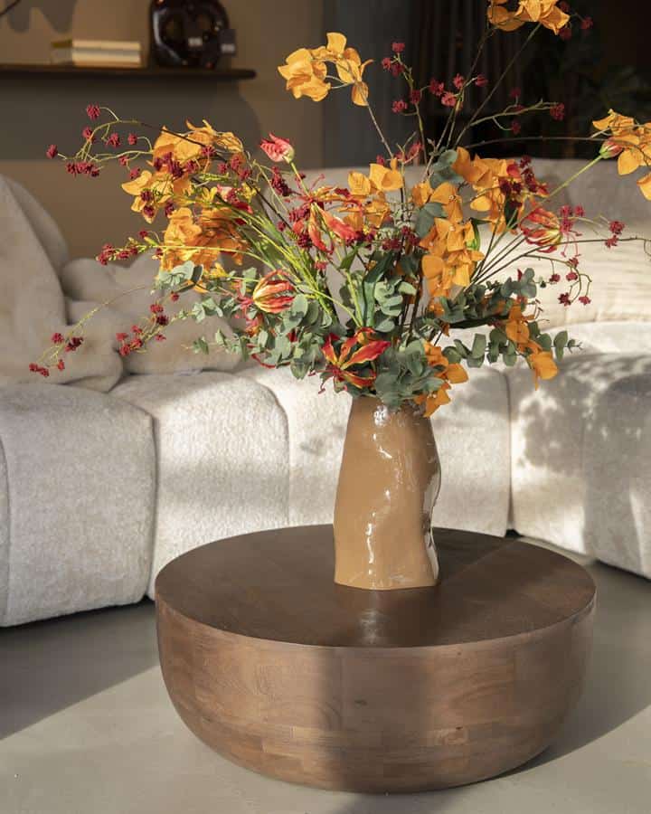 Bladeren, bloemen, vaas, woonkamer decor, interieuraccessoires, natuurlijke uitstraling.