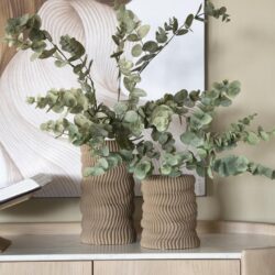 Elegante eikenhouten vazen met ribbelstructuur en eucalyptus takken, perfect voor een moderne interieurdecoratie. Tijdloos en stijlvol, ideaal voor in de woonkamer of entrée.