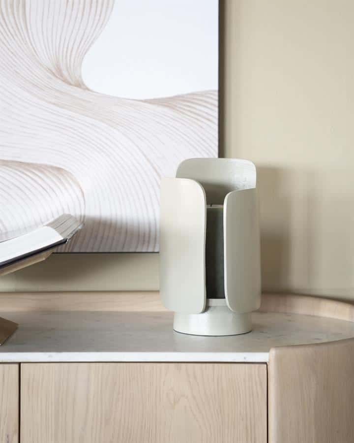 Unieke moderne keramische vaas met strak design op een houten meubel, ideaal voor stijlvolle interieurdecoratie in modern woonruimte.