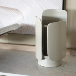 Elegant witte vaas met moderne ontwerp uit de collectie van Mokana Meubelen, perfect voor een stijlvolle interieurdecoratie.