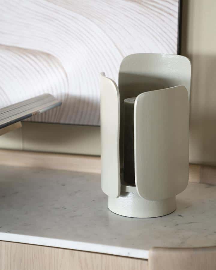 Elegant witte vaas met moderne ontwerp uit de collectie van Mokana Meubelen, perfect voor een stijlvolle interieurdecoratie.