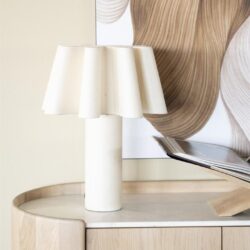 Elegante witte tafel lamp met keramische basis en zachte lampenkap, ideaal als woon-, slaap- of kantoorverlichting.