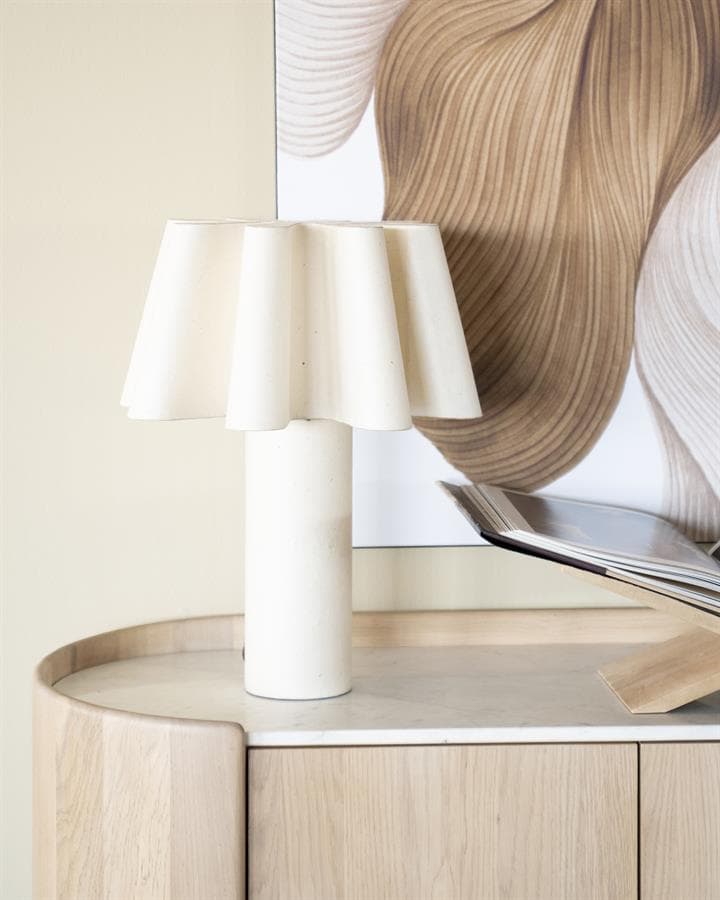 Elegante witte tafel lamp met keramische basis en zachte lampenkap, ideaal als woon-, slaap- of kantoorverlichting.