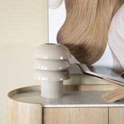 Elegante witte moderne lamp op natuurlijke houten dressoir met marmeren blad, Scandinavisch design, geschikt voor woonkamer of slaapkamer, accentueert minimalistische interieurstijl.