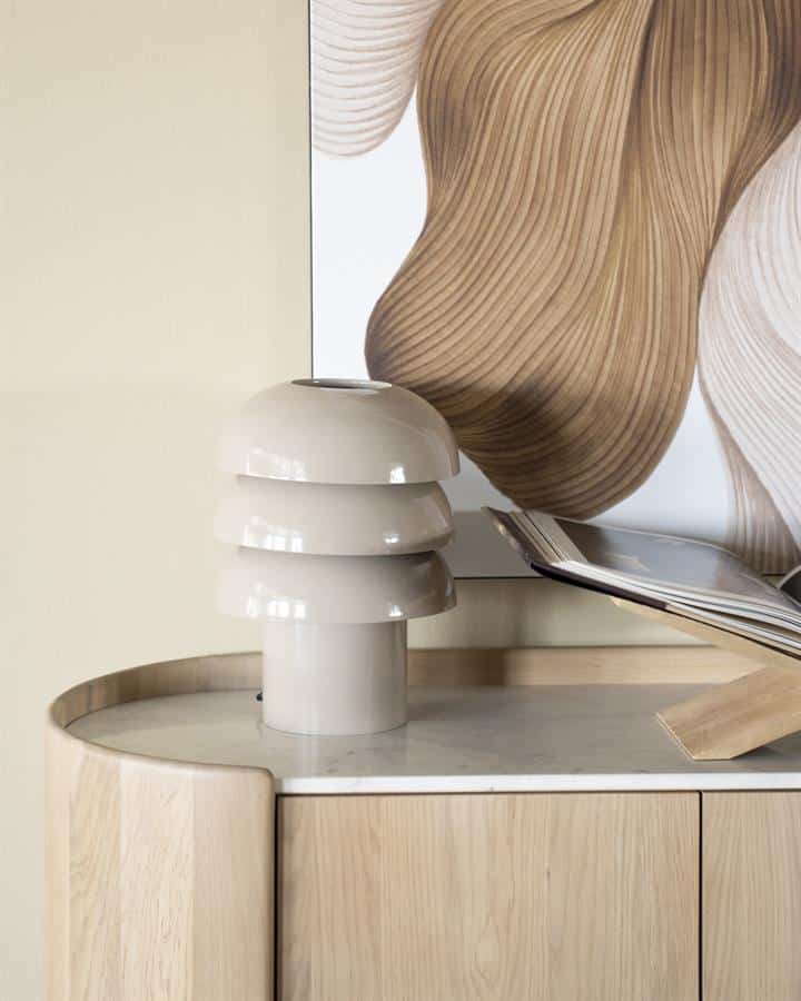 Elegante witte moderne lamp op natuurlijke houten dressoir met marmeren blad, Scandinavisch design, geschikt voor woonkamer of slaapkamer, accentueert minimalistische interieurstijl.