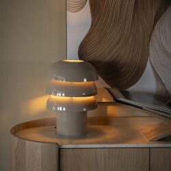 Minimalistische witte lamp op een houten sideboard met modern kunstwerk op de achtergrond, perfect voor stijlvolle woonkamers en interieurdesign.