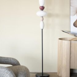 Unieke design vloerlamp met keramische decoratieve elementen, modern meubels in een woonkamer, Scandinavisch interieur, stijlvolle verlichting, Mokana Meubelen, elegant en functioneel meubelstuk.