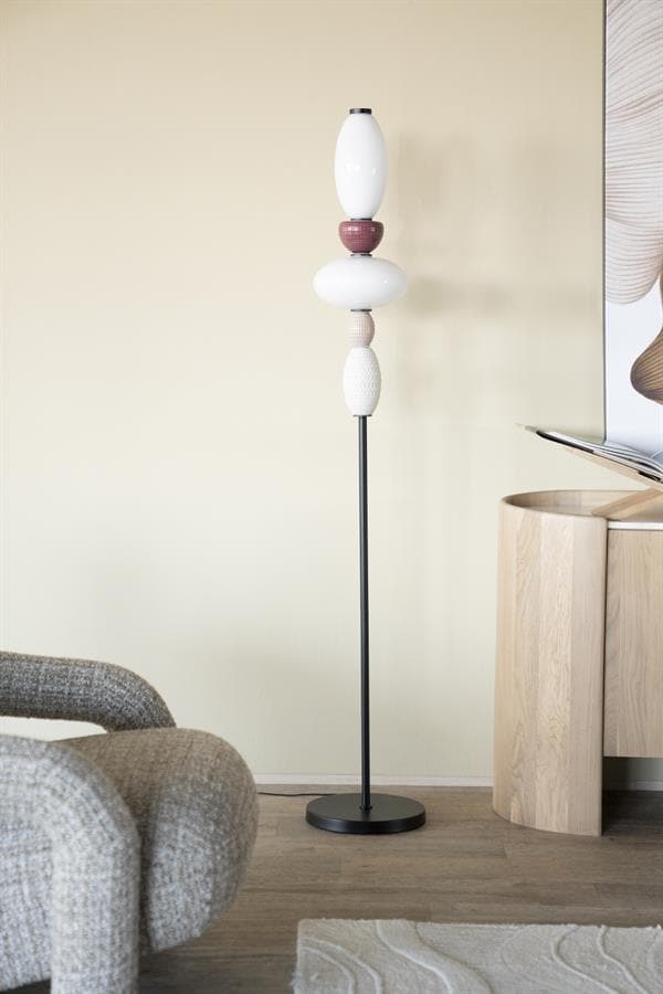 Unieke design vloerlamp met keramische decoratieve elementen, modern meubels in een woonkamer, Scandinavisch interieur, stijlvolle verlichting, Mokana Meubelen, elegant en functioneel meubelstuk.