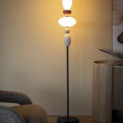 Hoogwaardige design vloerlamp met moderne uitstraling, perfect voor woonkamer of slaapkamer, combineert functionaliteit en stijl, gemaakt van duurzame materialen.