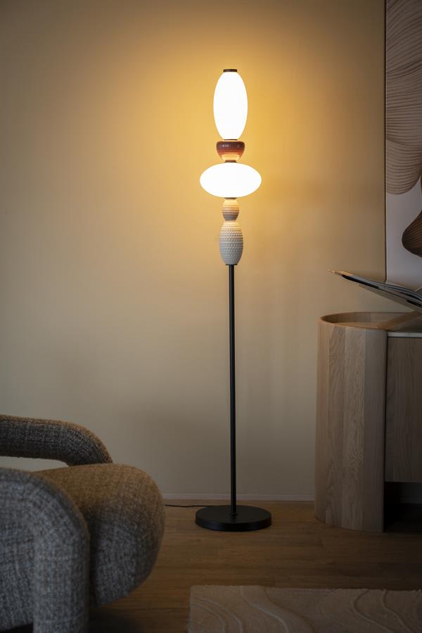 Hoogwaardige design vloerlamp met moderne uitstraling, perfect voor woonkamer of slaapkamer, combineert functionaliteit en stijl, gemaakt van duurzame materialen.