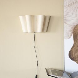 Minimalistische wandlamp met sculptuurachtig ontwerp in wit creme, moderne decoratie, stijlvolle verlichting, design wandlamp voor woonkamer of slaapkamer.