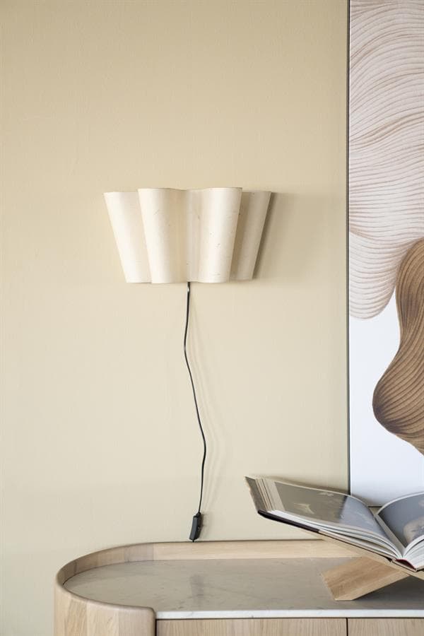 Minimalistische wandlamp met sculptuurachtig ontwerp in wit creme, moderne decoratie, stijlvolle verlichting, design wandlamp voor woonkamer of slaapkamer.