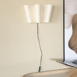 Modern wandlamp met houten en keramische details, geschikt voor sfeervolle interieurverlichting in huis of kantoor. Perfect voor een minimalistisch en Scandinavisch interieurontwerp.