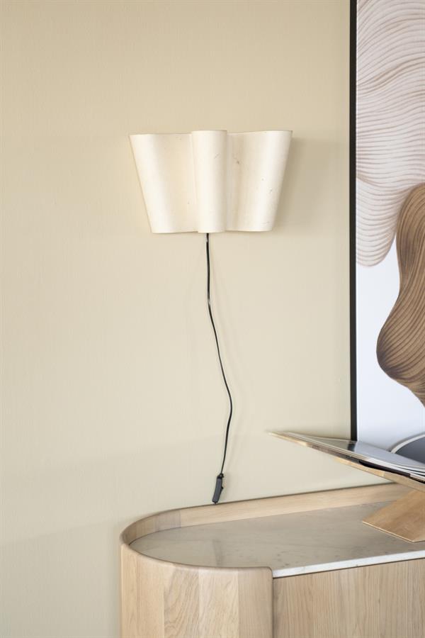 Modern wandlamp met houten en keramische details, geschikt voor sfeervolle interieurverlichting in huis of kantoor. Perfect voor een minimalistisch en Scandinavisch interieurontwerp.