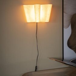 Warm houten wandlamp met zachte verlichting, elegant en modern design, voor sfeervolle woonkamer of slaapkamer decoratie.