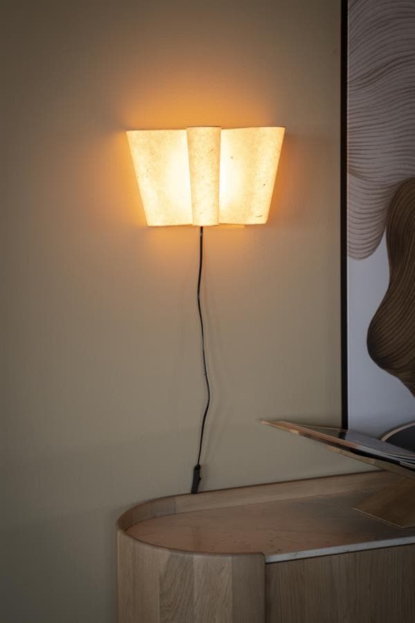 Warm houten wandlamp met zachte verlichting, elegant en modern design, voor sfeervolle woonkamer of slaapkamer decoratie.