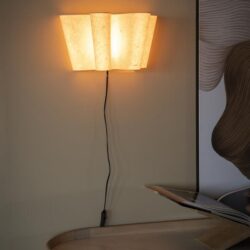 Warm houten wandlamp met wipvormige lampenkap, sfeervol interieuraccessoire voor modern woonprogramma.