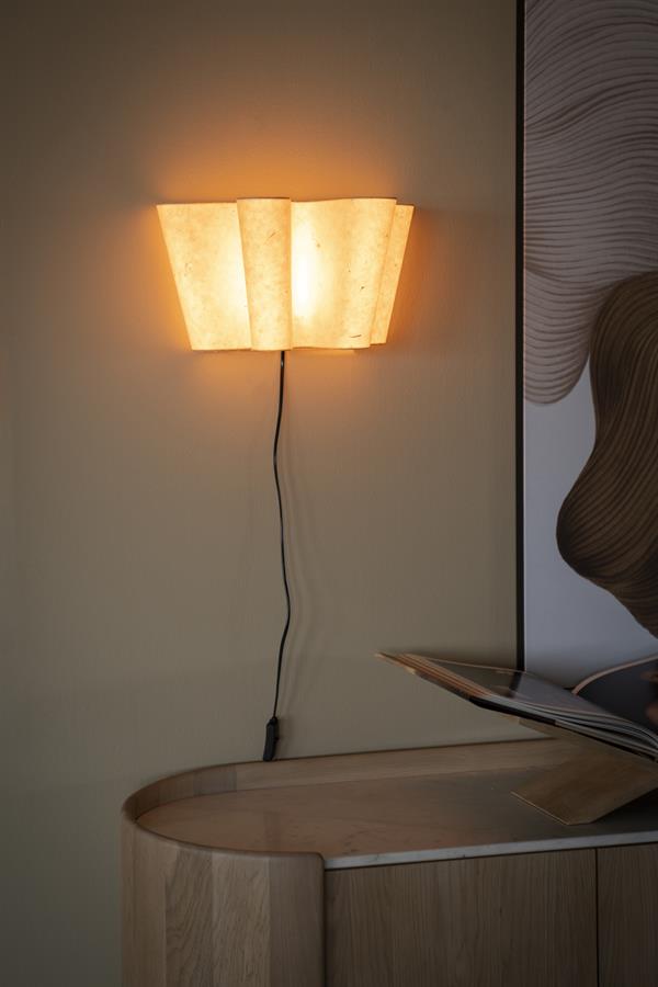 Warm houten wandlamp met wipvormige lampenkap, sfeervol interieuraccessoire voor modern woonprogramma.