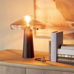 Hoogwaardige houten tafel met stijlvolle lamp en decoratieve accessoires, perfect voor een modern interieur. Ontdek handgemaakte meubels en warme houten afwerking bij Mokana Meubelen.