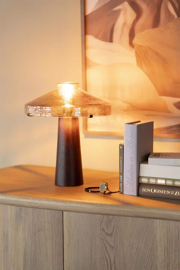 Hoogwaardige houten tafel met stijlvolle lamp en decoratieve accessoires, perfect voor een modern interieur. Ontdek handgemaakte meubels en warme houten afwerking bij Mokana Meubelen.