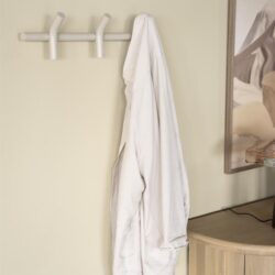 Moderne houten kapstok voor jassen en accessoires, wit, minimalistisch design, woondecoratie, garderobe, kapstok wandmodel, stijlvolle inrichting, functioneel en elegant, Mokana meubelen, Nederlandse woningstijl.