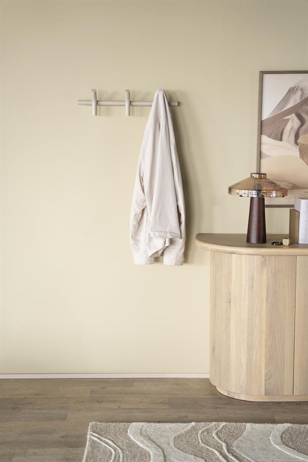 Lichte muur met houten kapstok en handdoek, mooie houten console met decoratief items en wandkunst, natuurlijke en minimalistische interieurstijl, meubelen van Mokana Meubelen, sfeer en elegantie in huis.