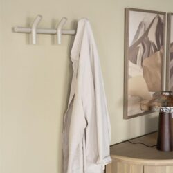 Houten muurhaak met wit jasje, modern interieuraccessoire, Mokana meubelen, stijlvolle kledingopslag, landelijke en Scandinavische stijl.