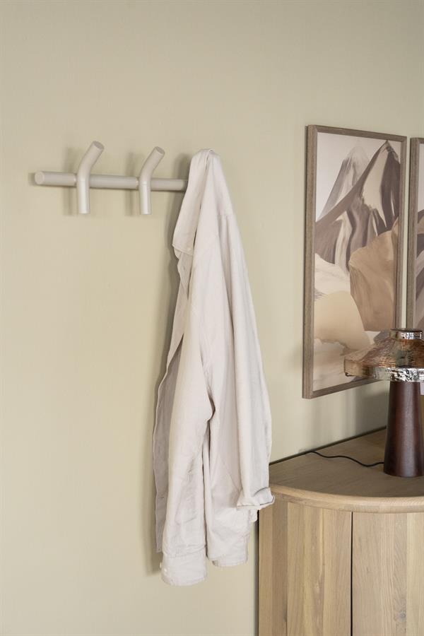 Houten muurhaak met wit jasje, modern interieuraccessoire, Mokana meubelen, stijlvolle kledingopslag, landelijke en Scandinavische stijl.