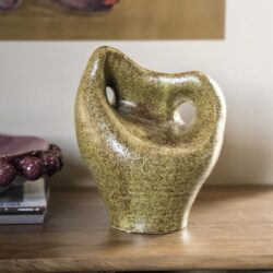 Vaas van keramiek met een modern, abstract design in groentinten, perfect voor een stijlvolle en creatieve inrichting.