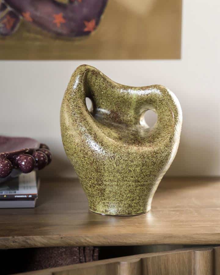 Vaas van keramiek met een modern, abstract design in groentinten, perfect voor een stijlvolle en creatieve inrichting.