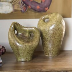 Unieke keramische vazen in aardetinten, ideaal voor moderne woonkamers en decoratie, van Mokana Meubelen, duurzaam en stijlvol | Perfect voor het toevoegen van natuurlijk element aan elk interieur.