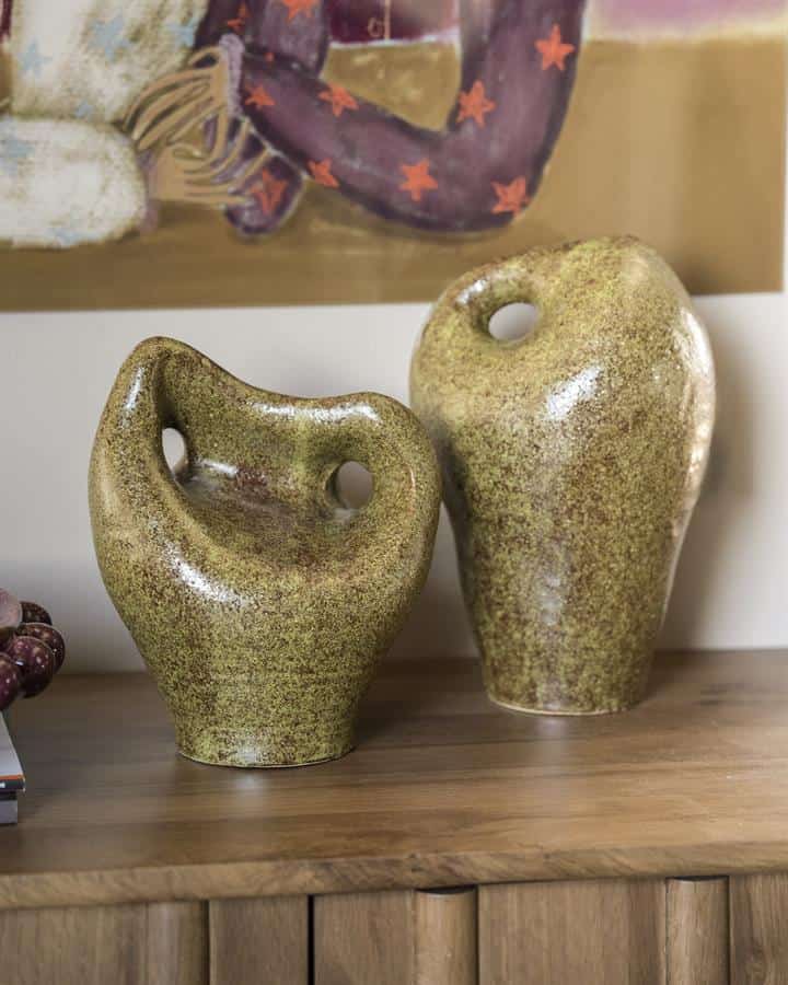 Unieke keramische vazen in aardetinten, ideaal voor moderne woonkamers en decoratie, van Mokana Meubelen, duurzaam en stijlvol | Perfect voor het toevoegen van natuurlijk element aan elk interieur.