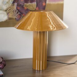 Birne goudkleurige tafel- of bureau lamp, retro design, stijlvol verlichtingselement, unieke decoratie, houten tafel, modern interieur.