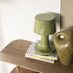 Zilverkleurige moderne tafellamp op houten bijzettafel met decoratieve keramische vaas, stijlvolle interieuraccessoires, Scandinavisch design, duurzame meubels, woondecoratie, Mokana Meubelen, elegant en functioneel meubelstuk.