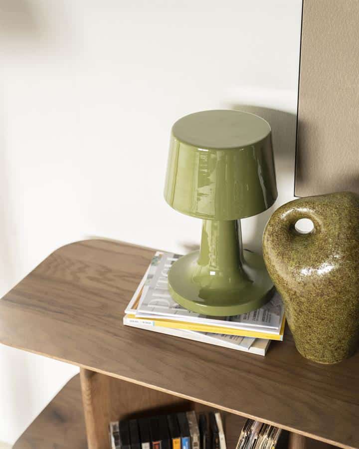 Zilverkleurige moderne tafellamp op houten bijzettafel met decoratieve keramische vaas, stijlvolle interieuraccessoires, Scandinavisch design, duurzame meubels, woondecoratie, Mokana Meubelen, elegant en functioneel meubelstuk.