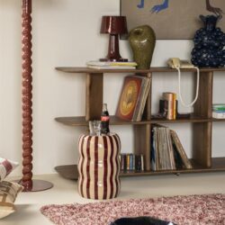 Modern houten boekenkast met vintage decoraties en accessoires, perfect voor een stijlvol interieur.