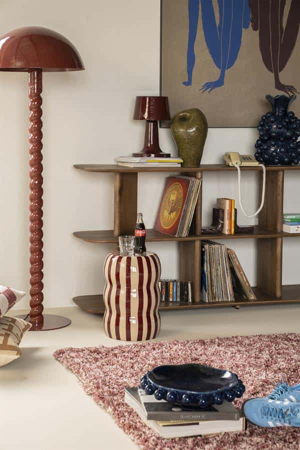 Modern houten boekenkast met vintage decoraties en accessoires, perfect voor een stijlvol interieur.